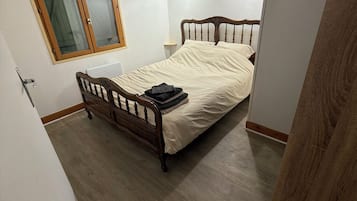 Silitysrauta/-lauta, Wi-Fi, vuodevaatteet