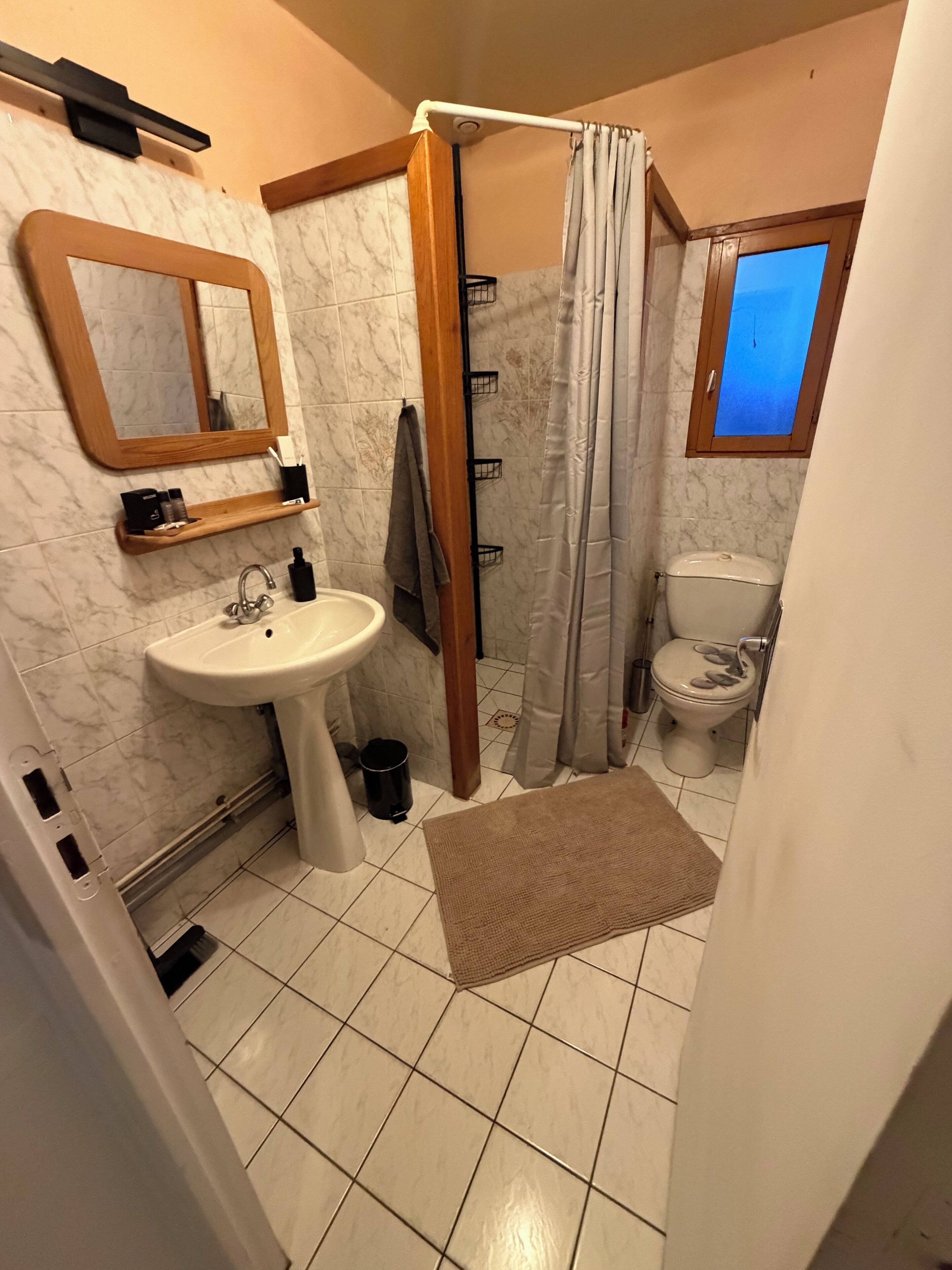 Dusj, hårføner, håndklær og såpe