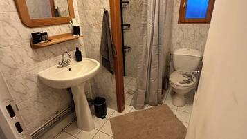 Dusj, hårføner, håndklær og såpe