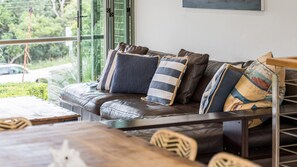 Living area - Welcome to James Cook 3 — a perfectly located, comfortable and clean coastal pad (Byron Bay)