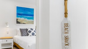 3 bedrooms, iron/ironing board, WiFi, bed sheets - Welcome to James Cook 3 — a perfectly located, comfortable and clean coastal pad (Byron Bay)