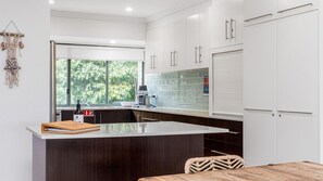 Fridge, microwave, oven, stovetop - Welcome to James Cook 3 — a perfectly located, comfortable and clean coastal pad (Byron Bay)