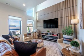 Smart TV, books, offices - Teton Homestead: Teton Timber Sunset Retreat (Driggs)