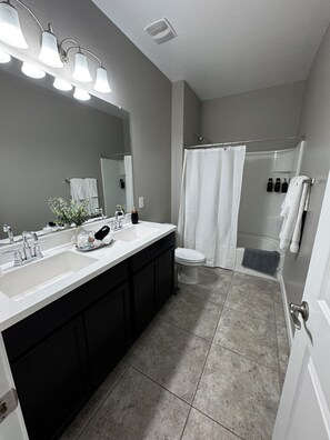 Regadera, secadora de cabello, toallas, jabón 