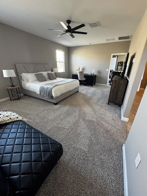 Tabla de planchar con plancha, wifi y ropa de cama 