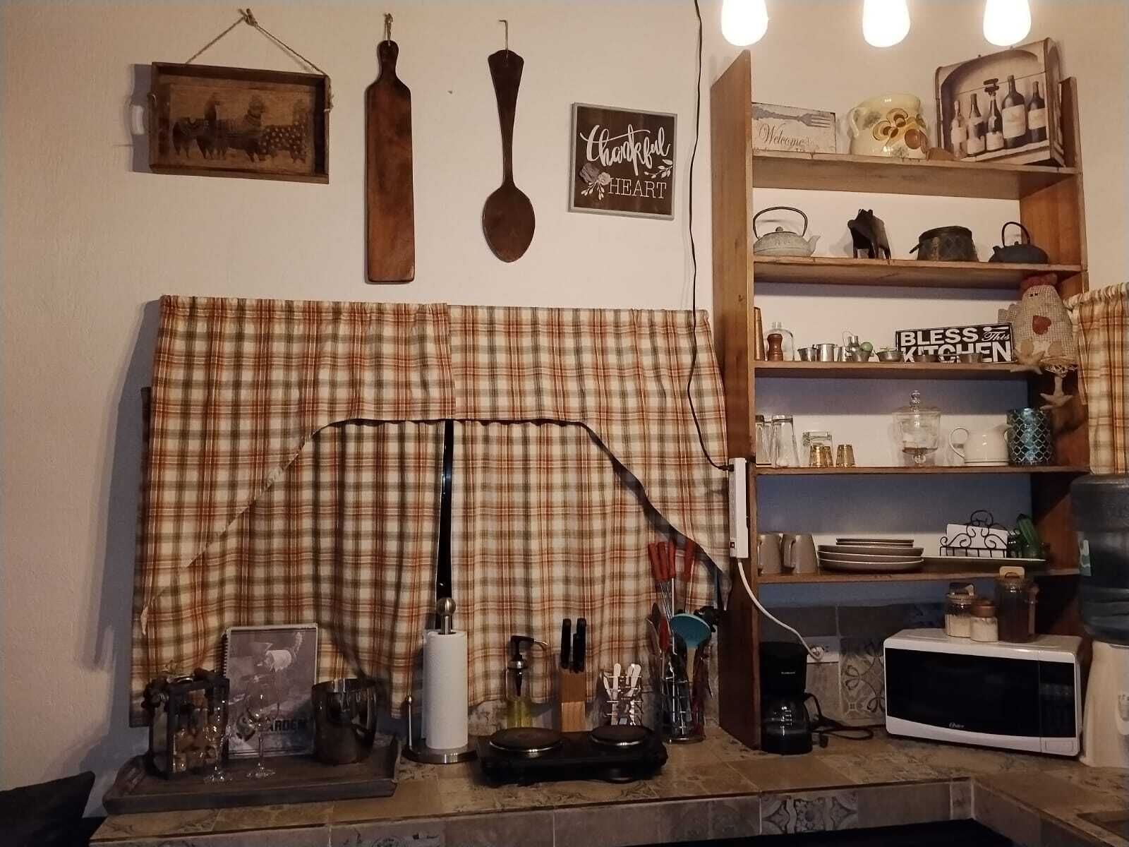 Private kitchen | Mini-fridge, microwave, stovetop, cookware/dishes/utensils