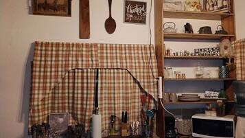 Private kitchen | Mini-fridge, microwave, stovetop, cookware/dishes/utensils