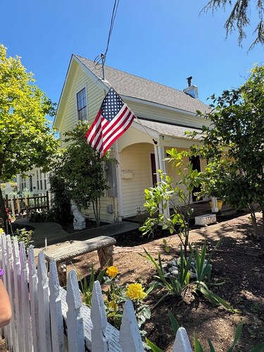 Healdsburg 3-bedroom 1864 Historic House. Just one block to Downtown Plaza.