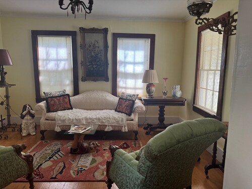 Healdsburg 3-bedroom 1864 Historic House. Just one block to Downtown Plaza.