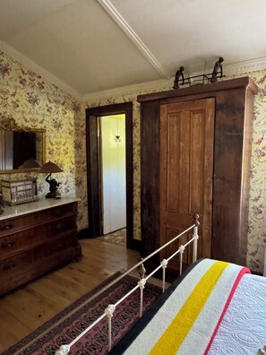 3 makuuhuonetta, silitysrauta/-lauta, vuodevaatteet