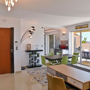 A modern kitchen with a dining area. - Apartment 4 pers with sea view - Cannes Croisette (Cannes)