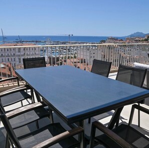 屋外ダイニングエリア