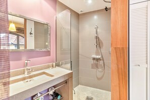 Ducha, secador de pelo y toallas