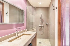 Een douche, een haardroger, handdoeken