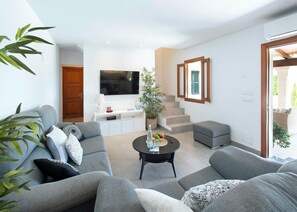 Smart TV - Joanaina - Three Bedroom Villa, Sleeps 4 (Mallorca)