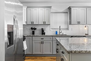 Fridge, microwave, oven, stovetop - 3BR Apt Mins to Bus, Newark Airport, Penn Sta, NYC (Newark)