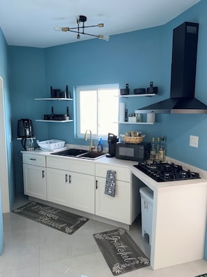 Geladeira, micro-ondas, cooktop, cafeteira/chaleira