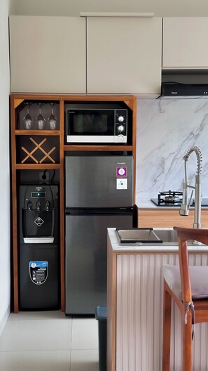 Kjøleskap, mikrobølgeovn, kokeplater og vannkoker