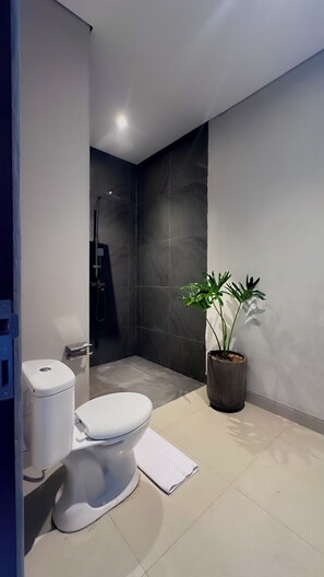 Shower, hair dryer, bidet, towels - 3-bedroom villa in fantastic ubud Bali with cool AC breeze (Bali)