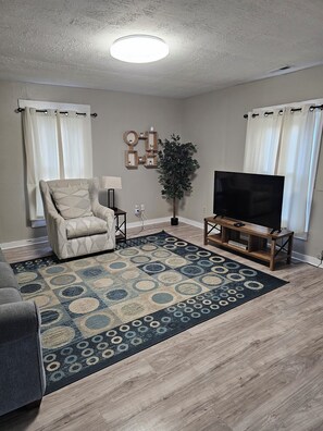 Living area - Beautiful 2-bedroom house in charming Williamstown. Miles from The Ark Encounter (Williamstown)