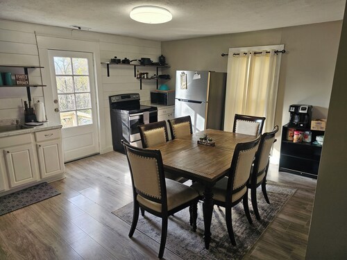 Beautiful 2-bedroom house in charming Williamstown. Miles from The Ark Encounter