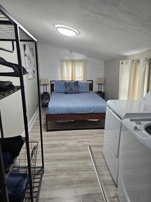 Internet, bed sheets - Beautiful 2-bedroom house in charming Williamstown. Miles from The Ark Encounter (Williamstown)