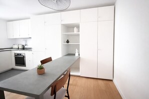 Apartment | Private kitchen | Fridge, microwave, oven, stovetop - Appartement au cœur de Montmartre (Paris)
