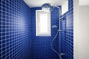 Apartment | Bathroom | Free toiletries, hair dryer, towels, soap - Appartement au cœur de Montmartre (Paris)