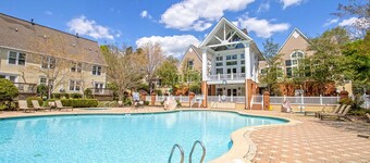 2-bedroom townhome in soothing Williamsburg with AC and fitness room