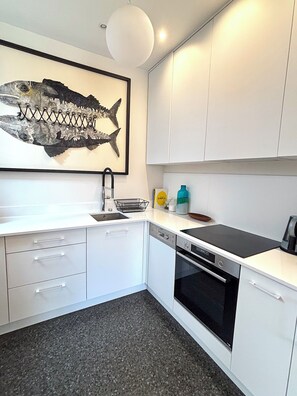 Fridge, microwave, oven, stovetop - Le Penthouse Murat C (Paris 16)