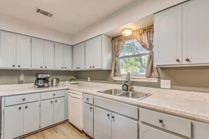 Fridge, microwave, stovetop, dishwasher - Cottage Vibes in Shalimar! Pet-Friendly Townhome (Shalimar)