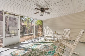 Terrace/patio - Cottage Vibes in Shalimar! Pet-Friendly Townhome (Shalimar)