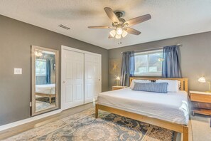 2 bedrooms, desk, iron/ironing board, Internet - Cottage Vibes in Shalimar! Pet-Friendly Townhome (Shalimar)