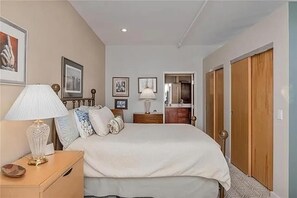 Strykjärn/strykbräda, internet och sängkläder