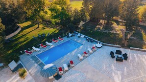 An aerial view of a pool area with lounge chairs and a swimming pool. - Gîte Marianne au Domaine Pagnon Gironde: quiet, heated swimming pool near Bordeaux (Saint-Gervais)