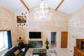 Living area - Gîte Marianne au Domaine Pagnon Gironde: quiet, heated swimming pool near Bordeaux (Saint-Gervais)