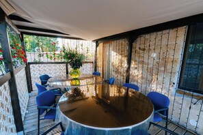 Outdoor dining - Gîte Marianne au Domaine Pagnon Gironde: quiet, heated swimming pool near Bordeaux (Saint-Gervais)