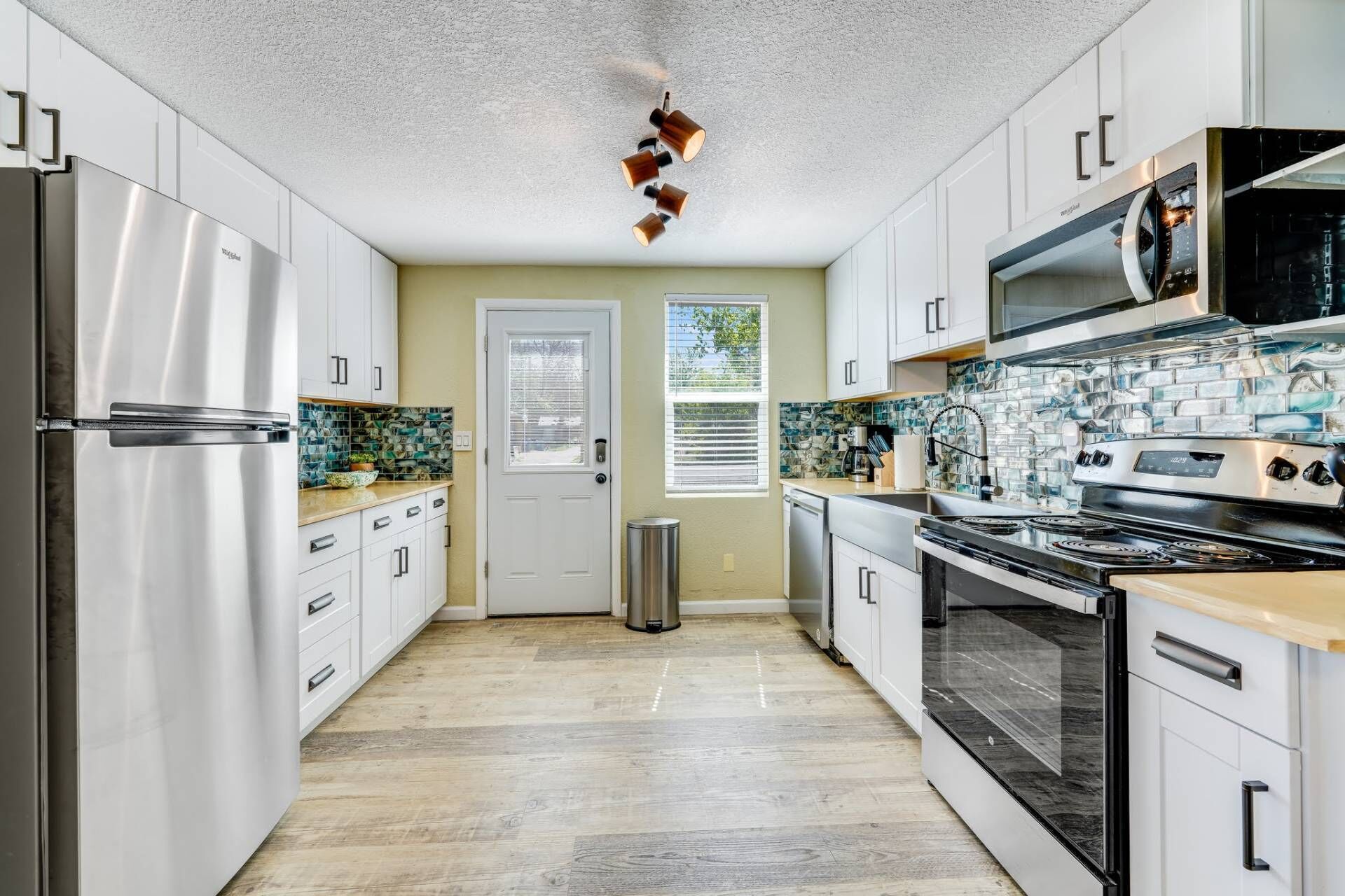 Réfrigérateur, four à micro-ondes, lave-vaisselle, cafetière-théière