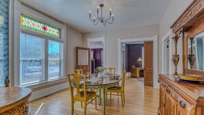 Ein Esszimmer mit Holztisch, Stühlen und einer Chandelier.