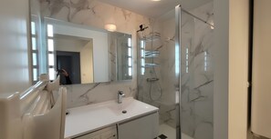 Shower, hair dryer - New: 1-Bedroom Apartment Facing the Sea, Balcony, Wi-Fi, Secure Garage, Near Town Center (Saint-Vaast-la-Hougue)