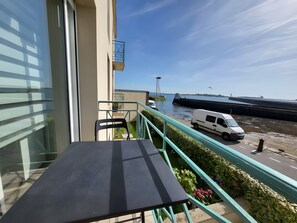 Outdoor dining - New: 1-Bedroom Apartment Facing the Sea, Balcony, Wi-Fi, Secure Garage, Near Town Center (Saint-Vaast-la-Hougue)