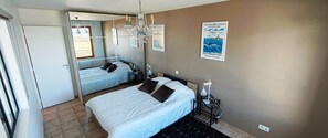 Iron/ironing board, WiFi, bed sheets - New: 1-Bedroom Apartment Facing the Sea, Balcony, Wi-Fi, Secure Garage, Near Town Center (Saint-Vaast-la-Hougue)
