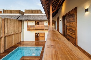 Comfort driepersoonskamer, terras, uitzicht op tuin | Zwembad