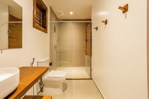 Comfort Triple Room, Patio, Garden View | Bathroom | Shower, hair dryer, towels, shampoo - Villa Shamsa - Suíte Térreo  (Jijoca de Jericoacoara)