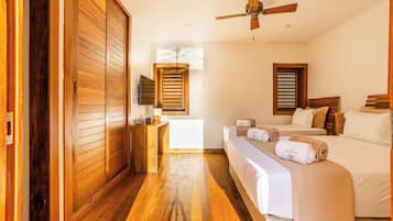 Quarto triplo conforto, varanda, vista para o jardim | Ferros/tábuas de passar roupa, Wi-Fi de cortesia