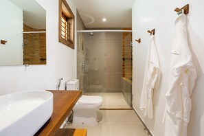 Comfort driepersoonskamer, terras, uitzicht op tuin | Badkamer | Een douche, een haardroger, handdoeken, shampoo