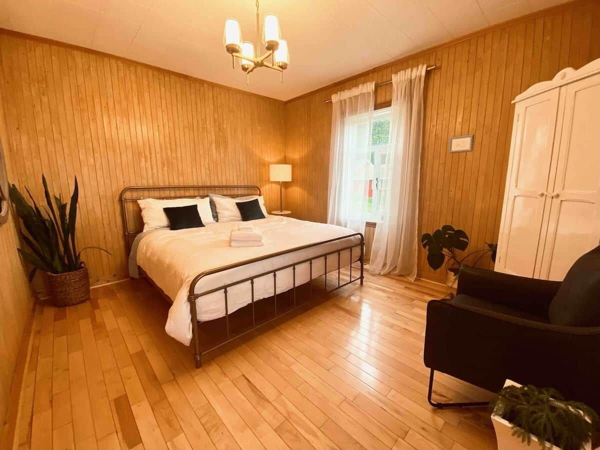 5 bedrooms, iron/ironing board, WiFi, bed sheets