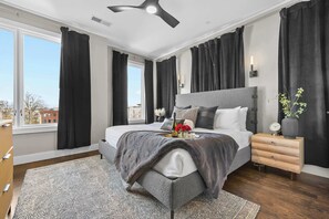 8 bedrooms, iron/ironing board, travel cot, WiFi - Sleeps 24! Broadway Views, Rooftops & Karaoke (Nashville)