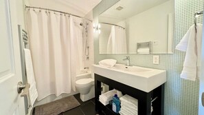 Secador de pelo, toallas, jabón, papel higiénico