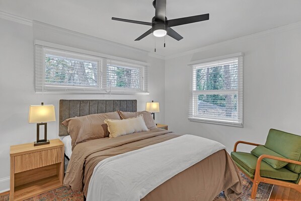 Tabla de planchar con plancha, internet y ropa de cama 